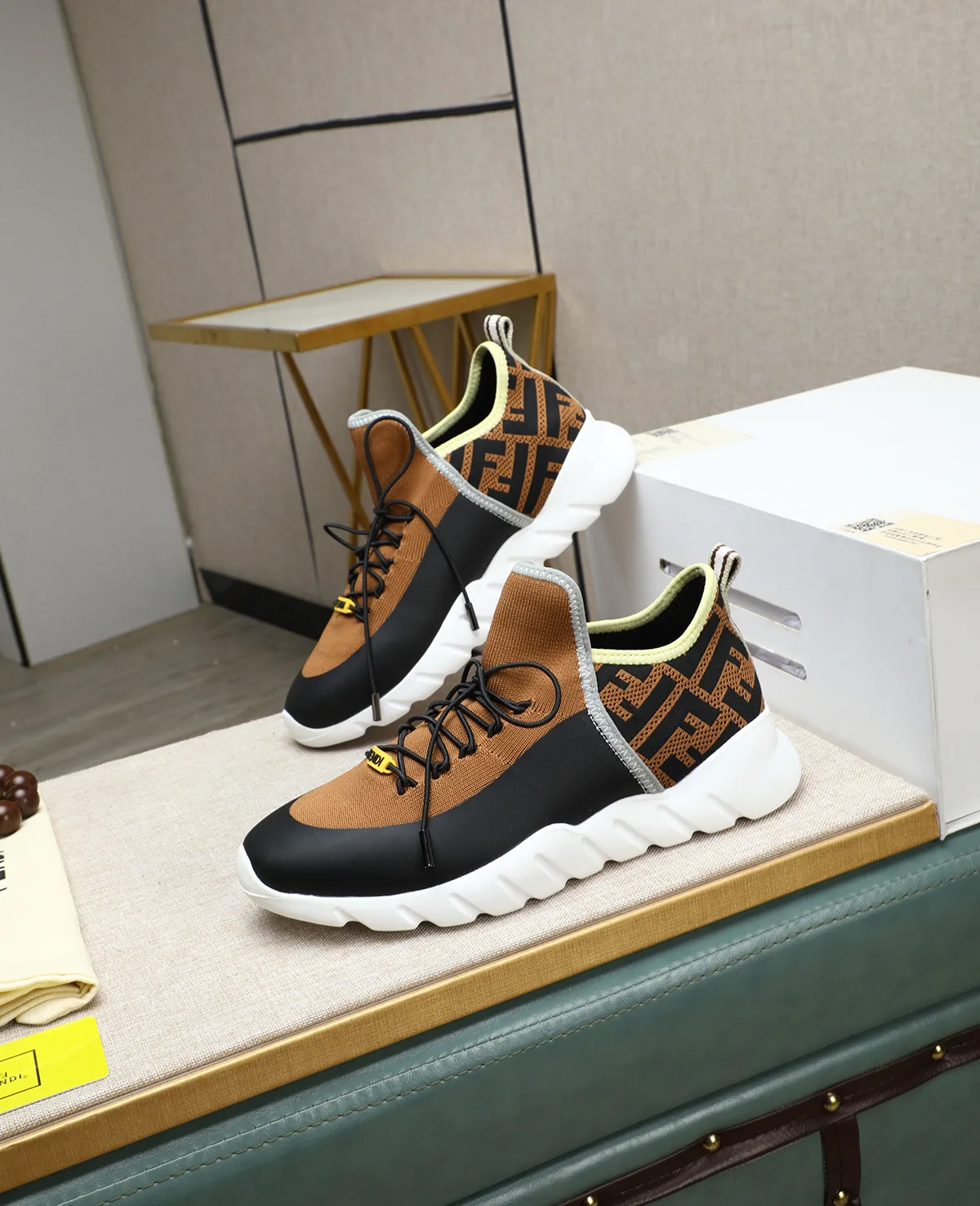 Men's Men's Shoes 💰700 Fendi Fendi's latest Tag series of men's casual mesh sports running shoes, originally purchased and developed, this Tag sports shoe is a one-leg sneaker, made of black high-tech mesh material with gray neoprene details. Oversized FENDI lettering on the side and translucent rubber details. Light and flexible rubber running shoe soles, beautifully packaged at the delivery counter, customized breathable lining, original molded foam rubber outsole, sole thickness: 3.5CM! Size: 39-44 (customized at 38.45.46)